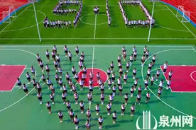 爱有心 谢师恩 学生摆爱心造型向老师献上节日的祝福图片