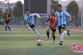 球场挥汗水，热血谱青春 眉山彭山一中校园足球班级联赛热血开赛图片