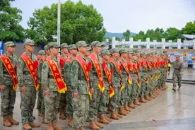 有一种离别，叫送孩子当兵……图片