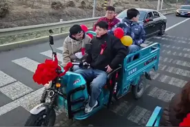 山东一对新人用三轮车接亲，新娘：借了村里老大爷们的三轮车，接亲过程非常热闹开心图片