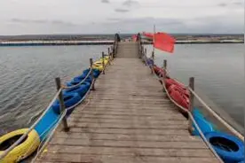 废旧轮胎“变身”盐湖美丽风景线图片