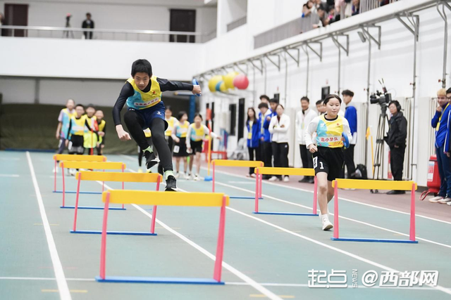 软式器材护航“快乐田径” 近500孩子田径赛玩转“跑跳投”