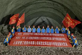 武两高速平桥隧道顺利贯通图片