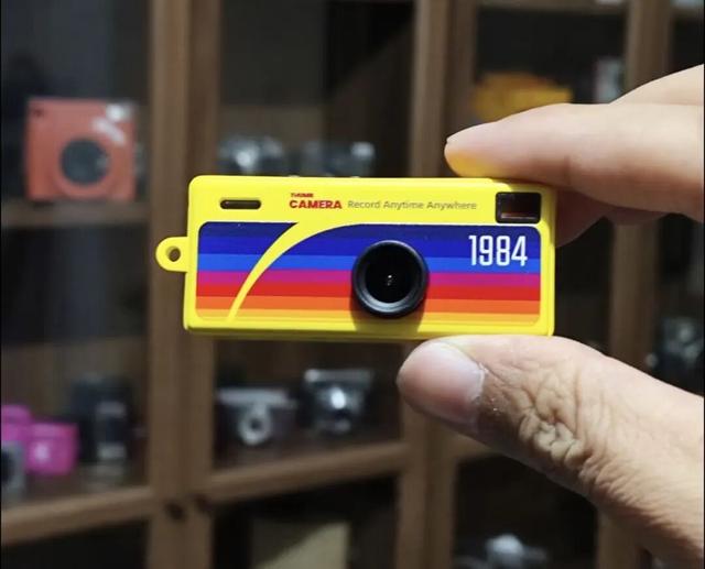 200块的塑料盲盒，怎么成了当下最火的“出片神器”