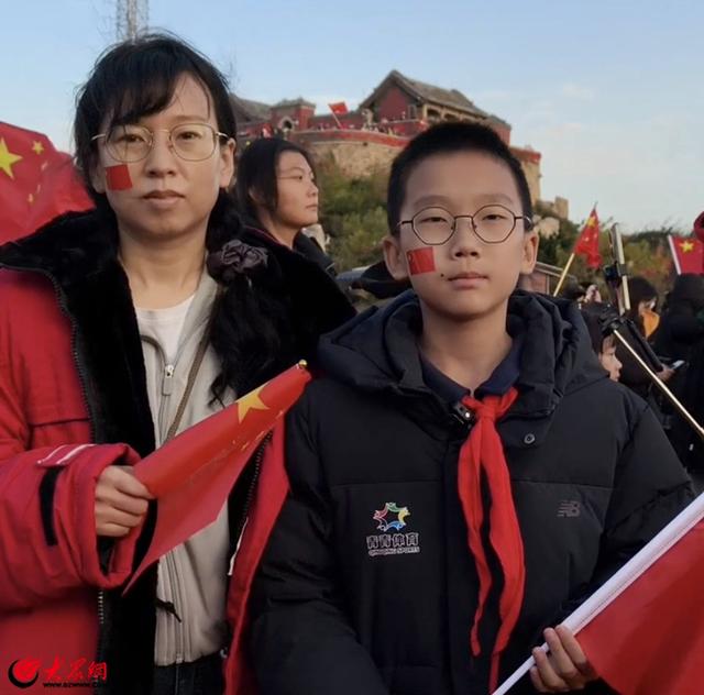 泰山之巅国旗红 泰安市举办“我们的节日·我们的泰山”文明实践活动