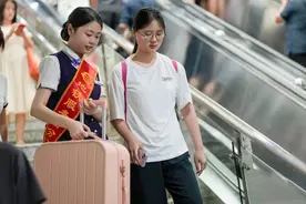 搬运大件行李、线路乘车引导，长沙地铁16个车站设置志愿服务台助力开学季迎新图片