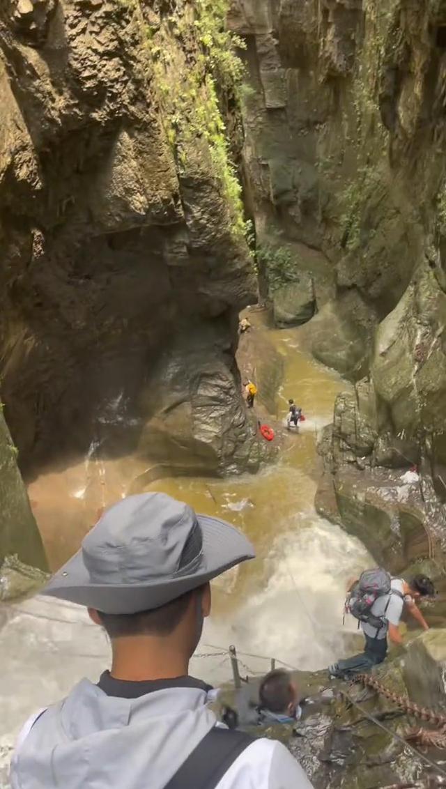 南太行著名徒步路线“一线天”突发山洪，驴友涉险通过，专业领队提醒谨慎前往