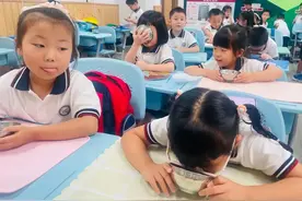 走错教室、背起书包要回家、突然想吃包子了……“小一萌新”囧事多，老师们直呼太难了！图片