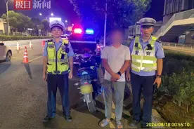 醉酒男子半夜骑着摩托车兜风，被民警当场拿下图片