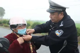 淄博临淄：冬日，为老年人送上一顶暖心头盔图片