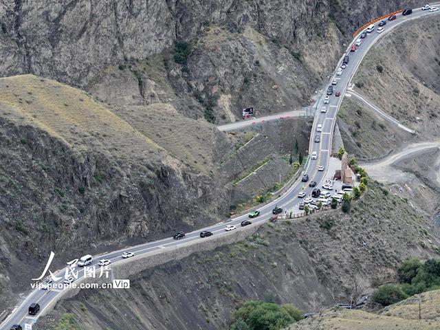新疆：独库公路景色壮美