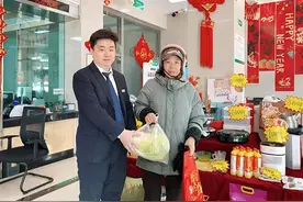 长治漳泽农商银行：金融助农纾民困 暖心白菜送“百财”图片