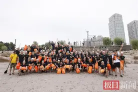 挑战自我，武汉“长江卫士”横渡长江欢度中秋佳节图片