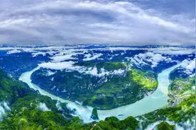 宜昌：云雾缭绕西陵峡 生态长廊景如画图片