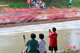 广州传统龙舟雨中竞速迎端午图片