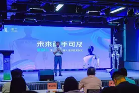 广州里工实业推出国内首款双臂载荷40kg人形机器人图片