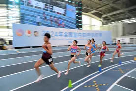 （体育）田径——全国室内锦标赛：女子800米赛况图片