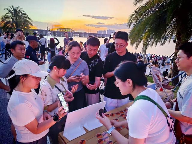 无人咖啡机、网红拍报亭、还能上“头条”！前海这个图片展等你来打卡