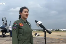 C视觉丨中国首批歼击机女飞行员 川妹子何晓莉：蓝天上绘就最美的航迹图片