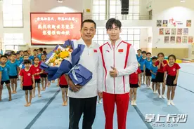 长沙伢子张博恒回母校向启蒙教练邱琦献花，给师弟师妹们分享成长经验图片