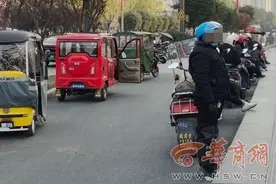 小8跑街|地铁电视塔站C口外 摩的“蹦蹦”扎堆占道图片
