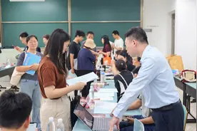 选专业OR选学校？AI专业能选吗？志愿填报咨询会上，考生和家长最想问这些图片