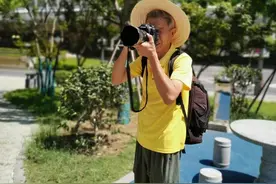 从木匠到摄影师，73岁老人为武汉拍了30万张照片图片