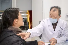 AI当道时，这名医生回归“原始”手绘，积累20多本骨科手术笔记图片