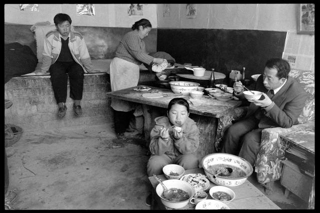 新窑子三十年：一个摄影师与一个村庄的“纠缠	”