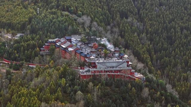 五台山国庆首日洋溢“中国红” 游客畅享金秋古建美景