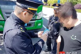 渣土运输切勿“线上隐身”，南京建邺城管排查五小车辆定位系统图片