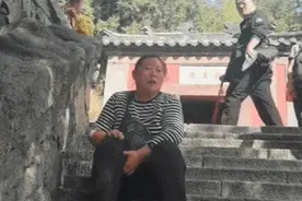 女子爬泰山爬得嚎啕大哭，网友解锁下山新姿势图片