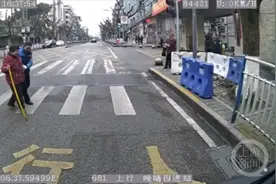 公交女司机等红灯时冲下车，乘客却纷纷比出大拇指图片