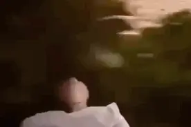 惊险瞬间！女子火车上探身拍照不慎坠车，多人曾尝试致悲剧图片