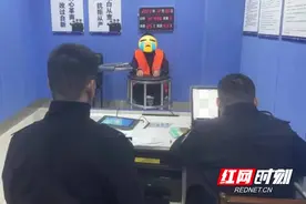抓了！3人深夜贴“涉黄小贴纸”被汉寿公安抓获图片