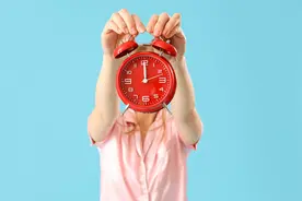健康小站 | 裸睡VS穿睡衣，到底怎么睡更健康？医生：各有千秋！图片