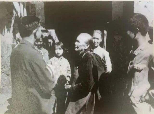 中国第一个徒步重走长征路壮举经济日报记者罗开富当“媒人”——“半条被子”红色记忆湖南浙江喜联姻