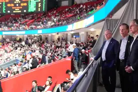 美国国务卿布林肯访问上海期间现场观看CBA篮球赛图片