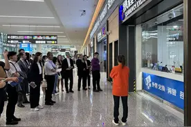 外国人来川生活能有多便捷？3分钟可办电话卡 凭护照就能兑换人民币图片