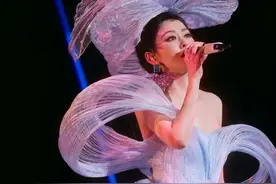 张靓颖巡回演唱会返场成都，与薛之谦对唱《霸王别姬》图片