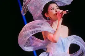 张靓颖巡回演唱会返场成都，与薛之谦对唱《霸王别姬》图片
