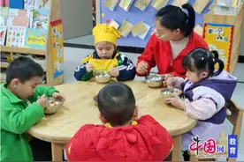 宜宾江安大妙镇中心幼儿园：“食”光有你，“味”爱陪餐图片