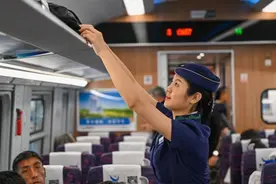 男子躺火车行李架上睡觉，12306：不允许，行李架上只能放行李图片