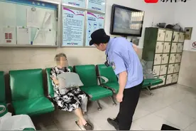 患阿尔兹海默症老人迷路，南京62路敬老线员工与民警接力助其回家图片
