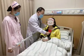 严重时打个喷嚏、拎个东西就骨折！女子意外骨折揪出“螃蟹病”图片