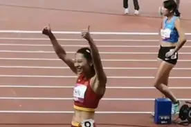 观潮丨双冠王！夺女子4X100米接力金牌，葛曼棋赛后振臂庆祝图片