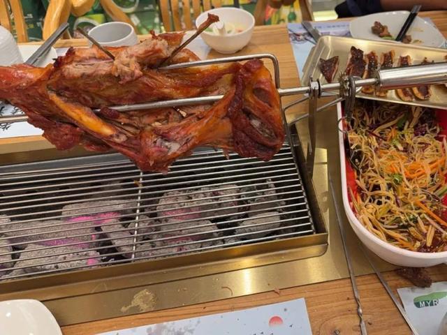 哈尔滨火车站，这么多人拎着“小红桶”！里面装着……
