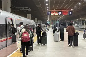 夜发高铁归乡，点亮团圆之路——2025年深圳铁路春运首趟夜间高铁开出图片