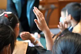 暑托班放学早、家长接送不便？政协委员建议：增设延时托管图片