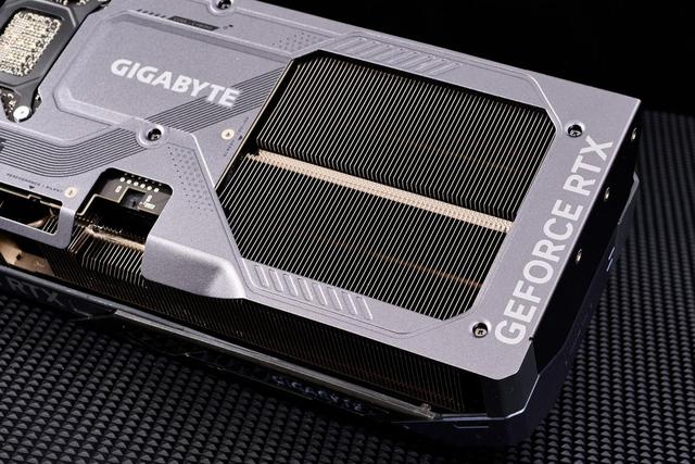 技嘉GeForce RTX 5070 Ti GAMING OC 魔鹰 16G显卡评测：中高端游戏与AI的性能怪兽